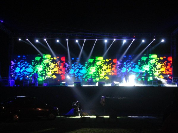 3 x (20 feet x 10 feet) LED wall  2400x 384 pixels